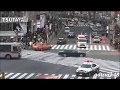 緊急走行する救急車に道を譲るパトカー