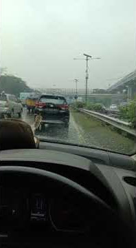 Story' WA bawa mobil CR-V Siang hari hujan