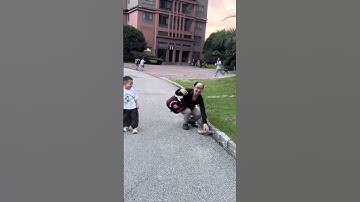 Con kéo tóc giả của bố nen đi làm bố ra nhặt lại