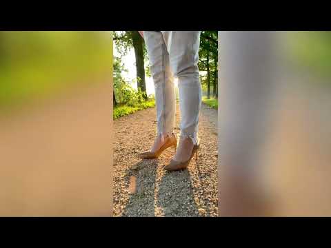 Man wears High Heels (Pumps) in the Park