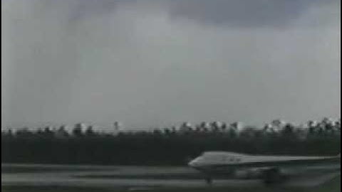 Un avion foudroyé par un éclair