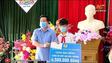 Liên đoàn lao động tỉnh trao học bổng "Cùng em vượt khó tới trường"