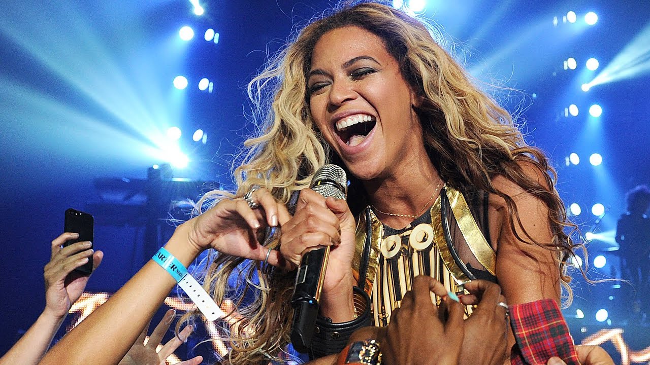 Beyonce Crashes Fan's Karaoke Party - Fun Friday - YouTube