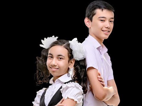 Oyna oldida ozgaruvchan gozal transseksuallar, hukmronlik, erotik video