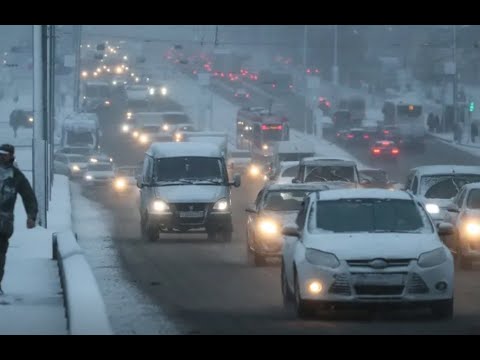 Из-за метели Петербург встал во многокилометровых пробках