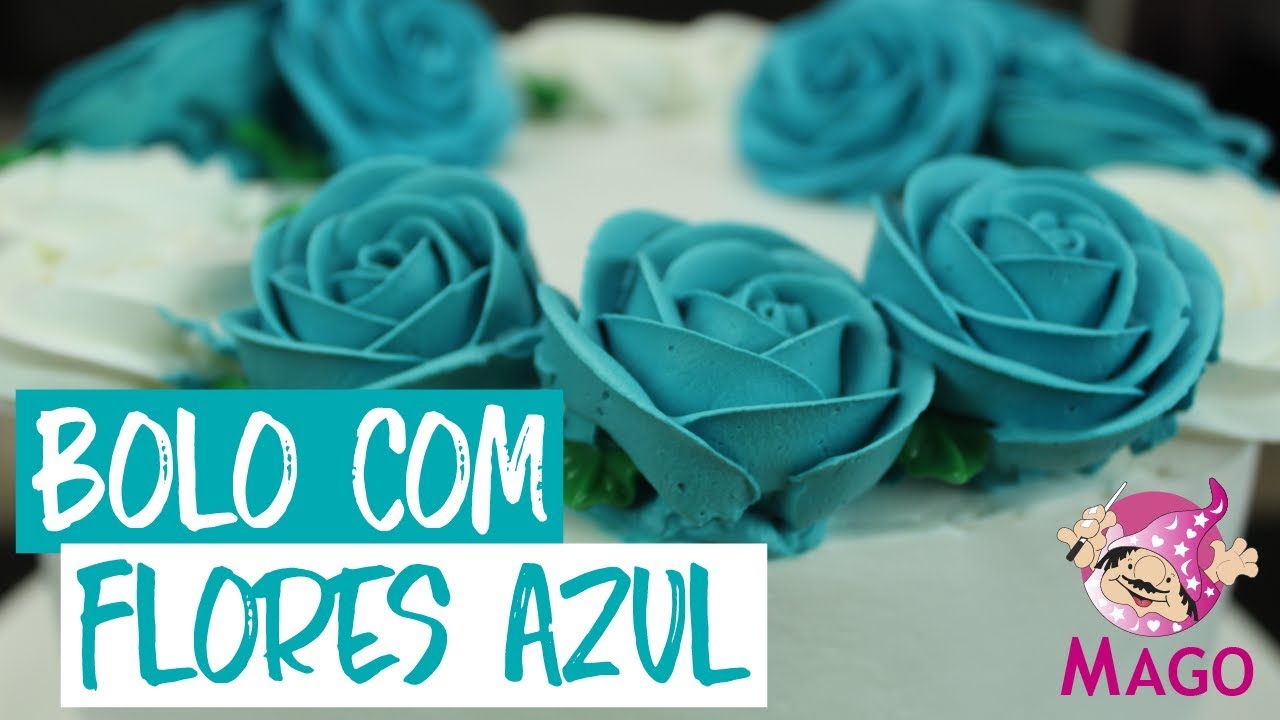 Bolo Delicado Decorado Com Flores E Chocolate Azul Foto de Stock