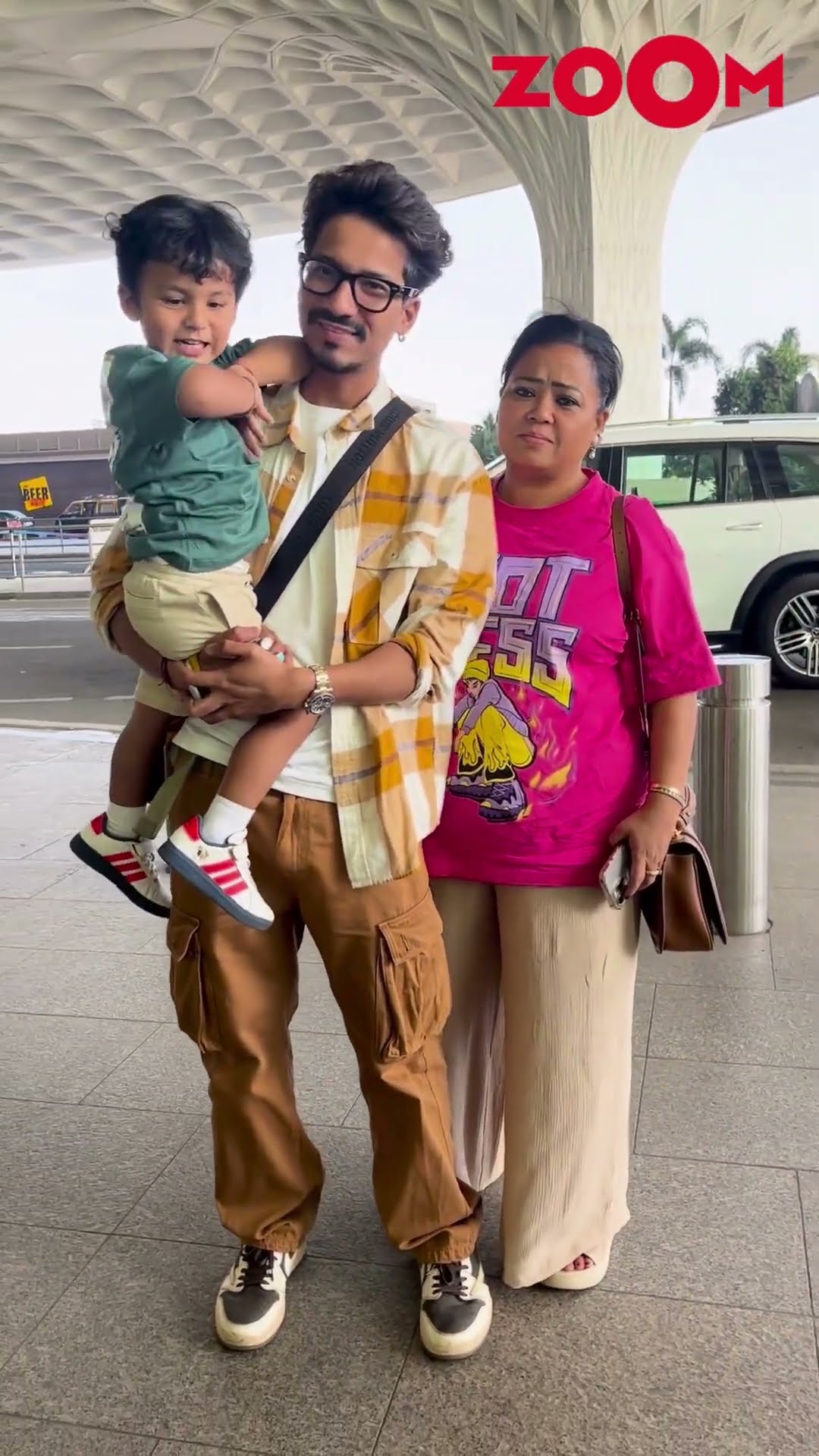 Bharti Singh has a HILARIOUS INTERACTION with the paps at the aiport #bhartisingh #shorts