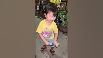 Bắt nạt trẻ con ăn tăm cay à , anh chủ quán tạp hóa vui nhộn