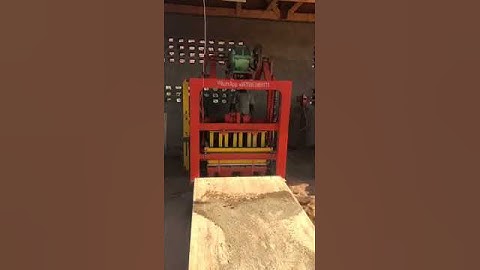 Machine de moulage de béton QTJ 4-40 testant des blocs creux de 8 pouces côté client