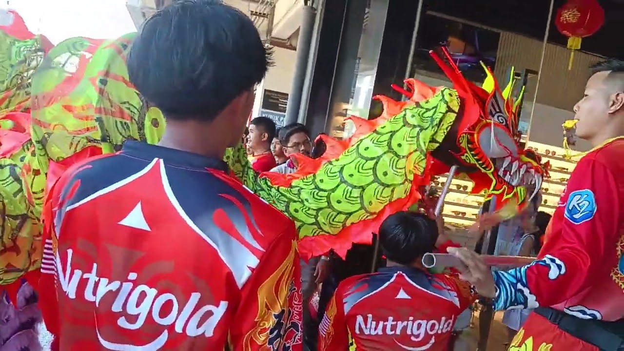 Dragon performance by Hong Teck 