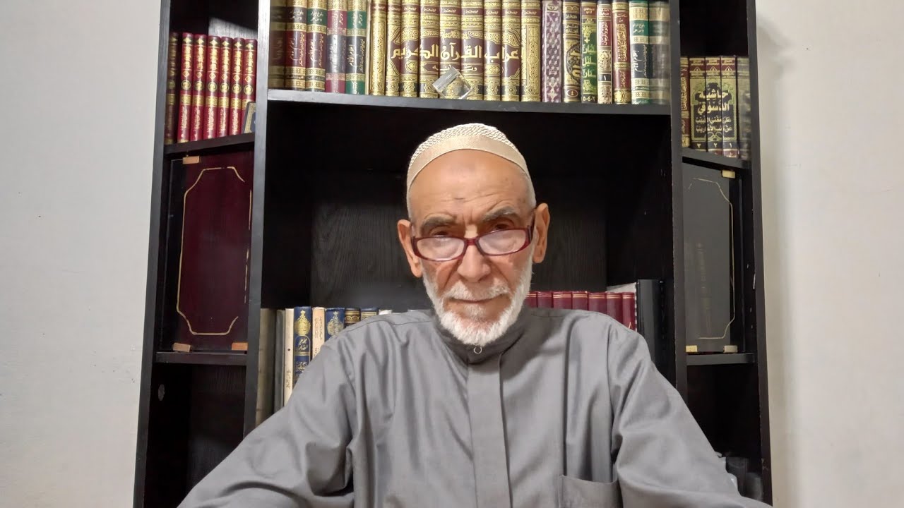 الفرق بين  { والله خبير بما تعملون } و { والله بما تعملون خبير }