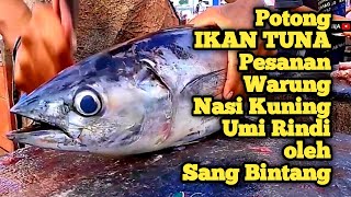 Potong Ikan Tuna Pesanan Warung Nasi Kuning Umi Rindi