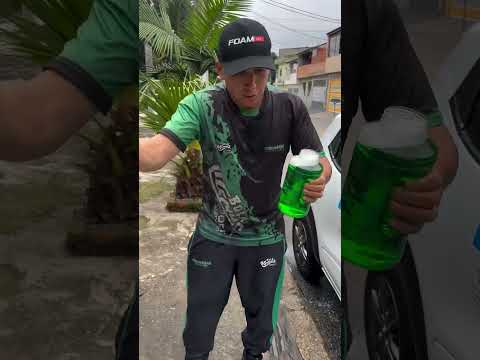 Carangas lavando um carro de outra pessoa