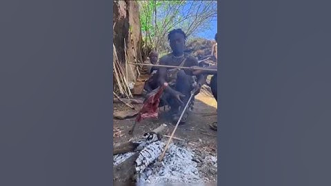 We eat meat by burning it in the fire.نحن نأكل اللحوم عن طريق حرقها في النار.Nós comemo#viralvideo