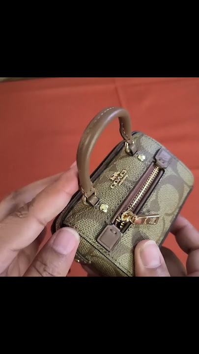 What's in my coach rogue mini bag charm 🤔/unboxing 