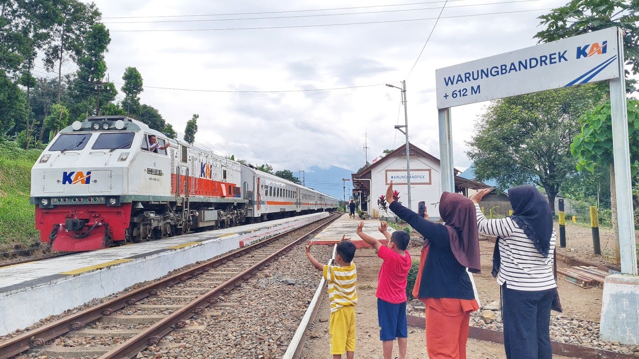 TERHARU LIHAT MASINIS MENYAPA ANAK DAN ISTRI SAAT BERDINAS KERETA API !