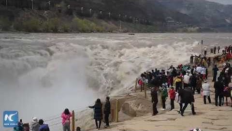 Vẻ đẹp ngoạn mục của thác nước Hồ Khẩu (Trung Quốc)