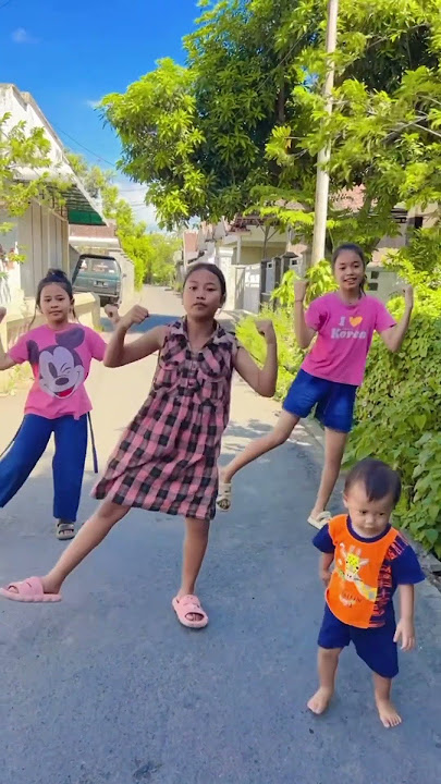 Nih yang minta kita dance Masha Viral, tapi anak kak Ninis seliweran🤣🤣#shortvideo #sambilancuan