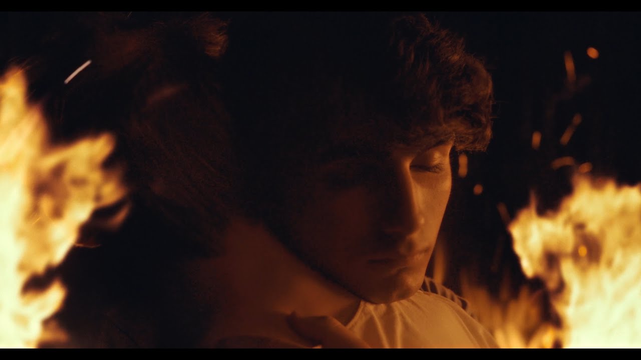 Labirinti (2024): An Italian Coming-of-Age Drama About Identity and Self-Discovery