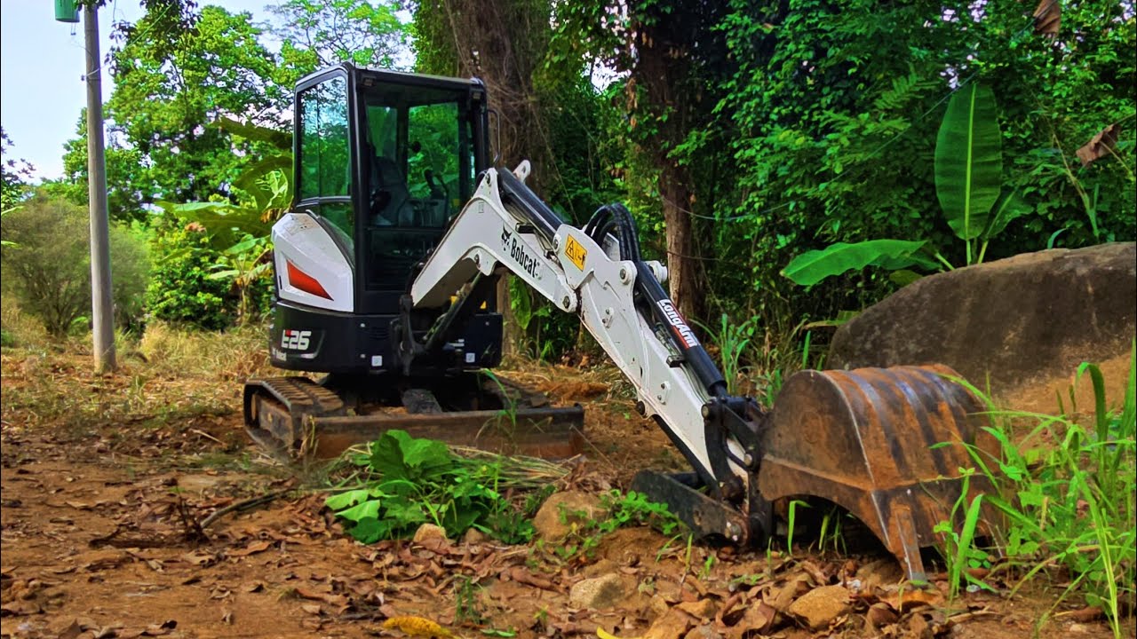 Bobcat E26 | Capinando com mini escavadeira hidráulica #maquinaspesadas #escavadeirahidráulica