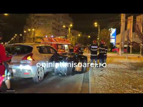 Masina rasturnata la Timisoara, dupa un accident intr-un sens giratoriu