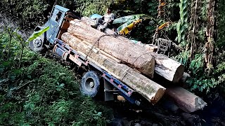 Extreme Dangerous Logging Wood Truck Driving Skill Up The hill! 4x4 Off Road Extreme