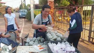 ลูกค้าตลึง อาหารมากว่า200ถุงสาวเฉิ่มนำไปแจกให้ชาวบ้านFcใจบุญเหมาจนหมด