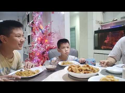 Sarapan Pagi Ifumie Goreng + Kiss dan Love dari Daddy untuk Davin Delis, Derrick Delis dan Mami.