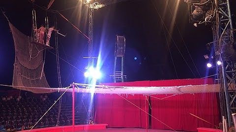 Kho Tư liệu Xây dựng - Lưới an toàn cho diễn viên xiếc biểu diễn các tiết mục mạo hiểm trên cao