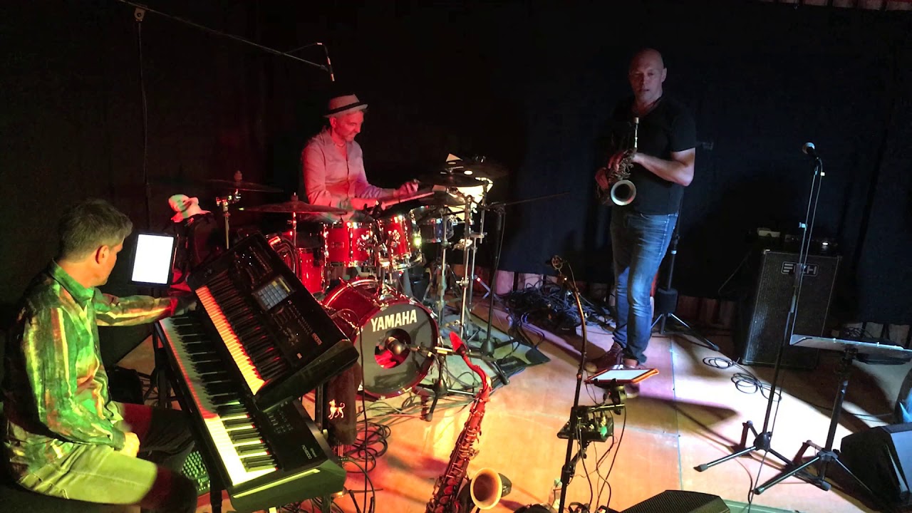 Amandus - On your way home (performed live by AMP)