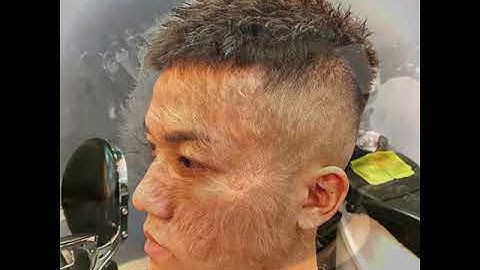 Uốn con sâu cho khách cắt kiểu mohican