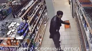 Мужик танцует в магазине под камерой )))