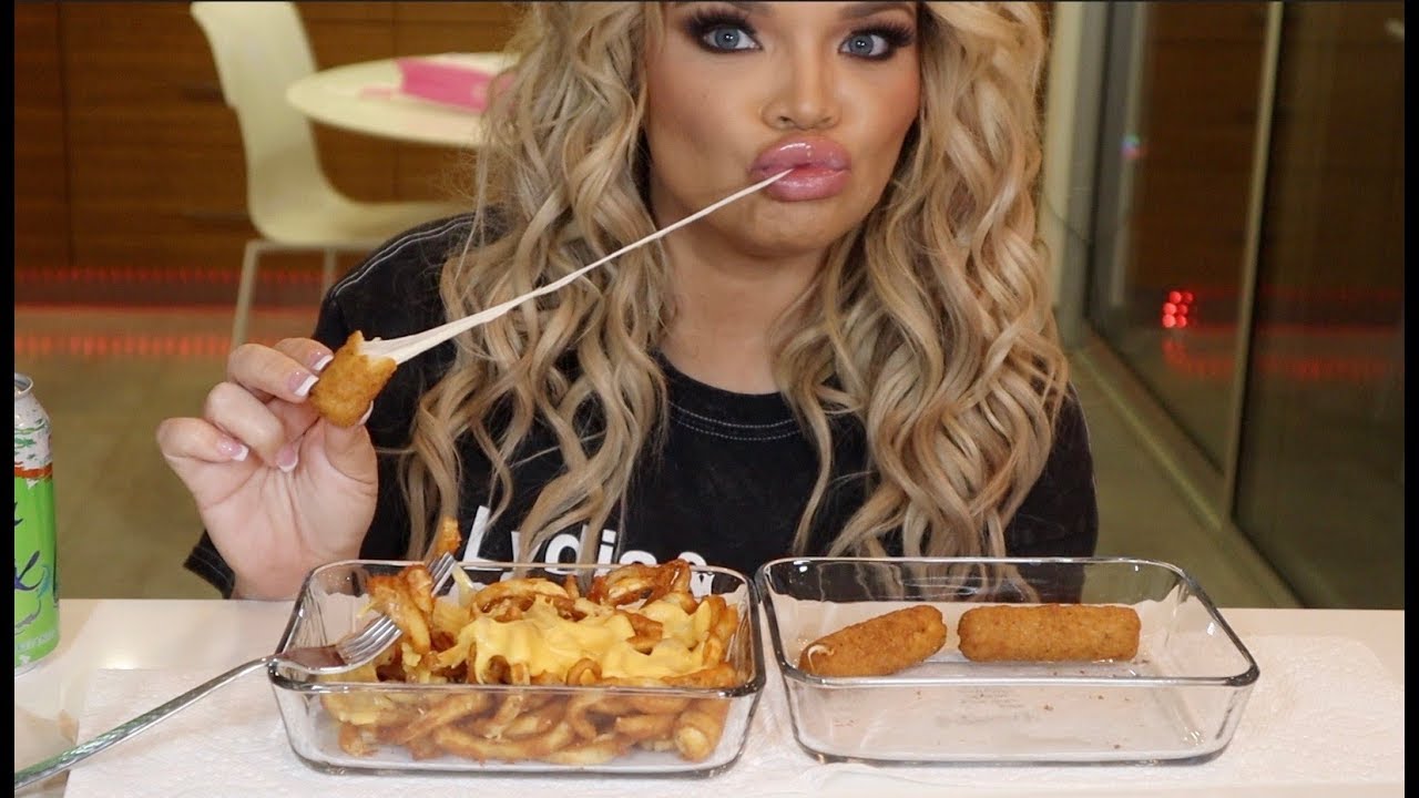 ARBY'S EXTRA CHEESY CURLY FRIES + MOZZARELLA STICKS