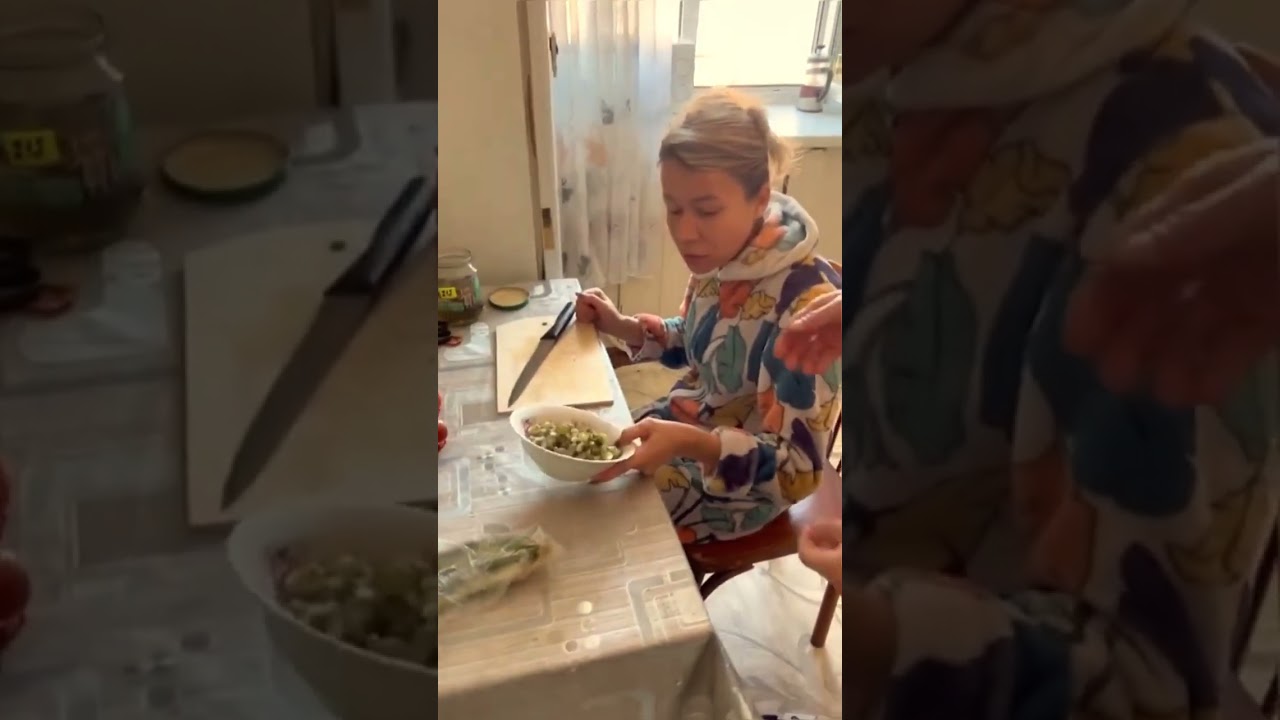 БЕЗУМНЫЙ ПАША. ИРИШКА ЧИКИ ПИКИ РЕЖЕТ КОЛБАСУ И ОГУРЧИКИ ДЛЯ СОЛЯНКИ, А ПАХАН СКИДУЕТ В КАСТРУЛЮ.