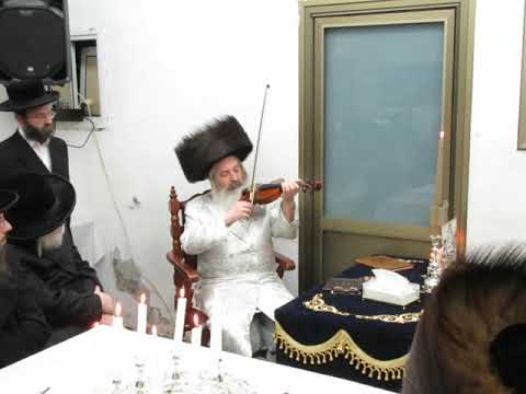 כ״ק האדמו"ר מזוטקשא אמסנא בנגינה על כינור בליל זאת חנוכה כמנהג אבותיו הק'