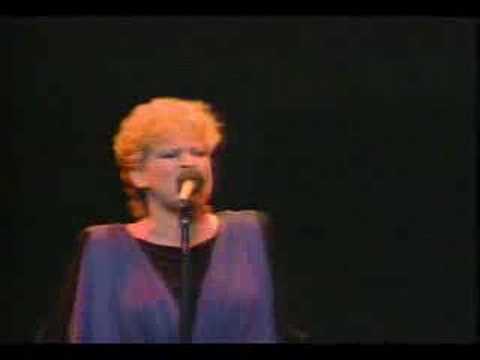 Bette Midler - Here Comes the Flood