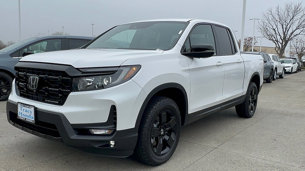 Honda Ridgeline Black Edition 2025 года, цвет «платиновый белый жемчуг»
