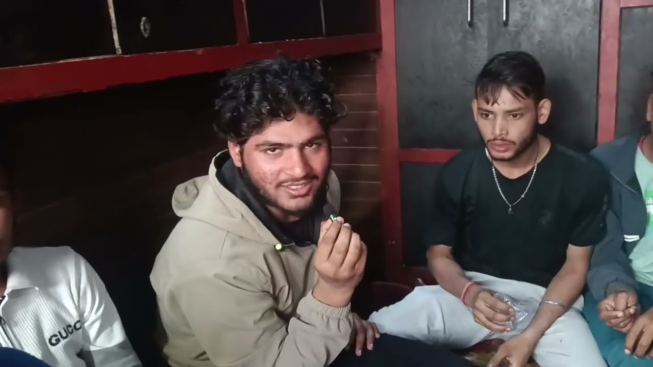 Nitin bhaiya ki dukaan per visit karo🍔🥪🍕Jawahar bajar Sadabad. #likeandsubscribe #viral #viralvideo 