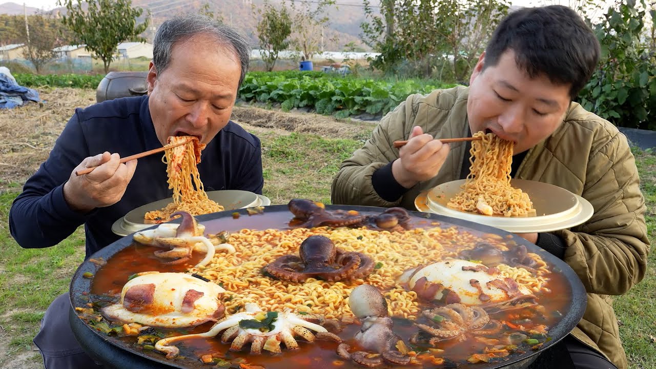 Чампонг с кальмаром на крышке котла, со свежим каракатицей и осьминогом🐙 - Mukbang шоу еды