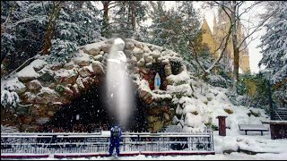 Mysterious photo in front of a replica of the grotto of Lourdes