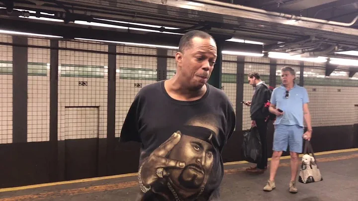 Subway Performer Mike Yung - Unchained Melody (23r...