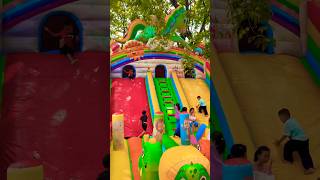 Duduk di atas perosotan merah istana balon kuda poni pelangi seru kawan lompat lompat #cocomelon