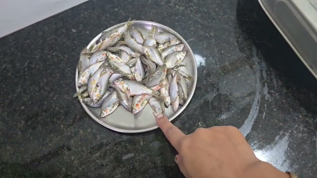 सगळ्यापेक्षा जास्त माझी आवडती छोटी मासोळी 🤤💯#