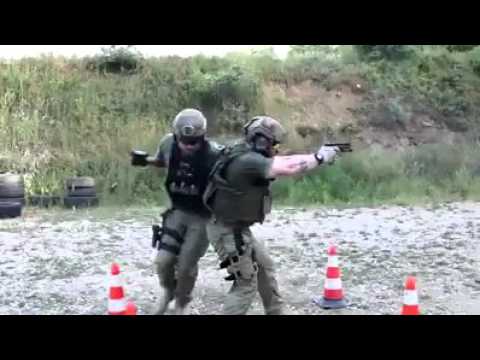 Video: Técnicas tácticas de combate con y sin armas: ejecución