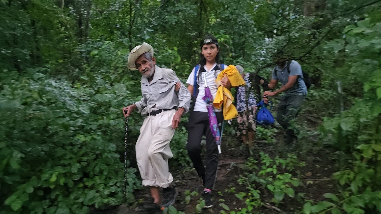 Matrimonio de 90 años de camino al médico 