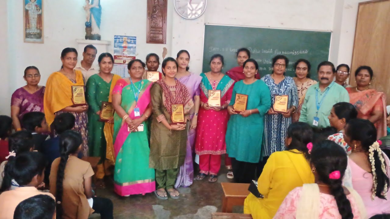 புதுவை மாநில ஓவியர் மன்றம் சார்பில்ஓடும் ரயிலில் ஓவியப்போட்டி  ஓவியமன்ற தலைவர் கலைமாமணி ஓவியர் இபேர்