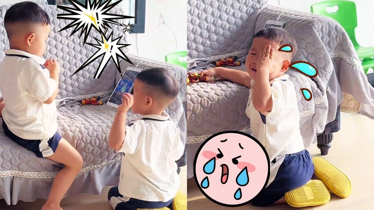 【超萌双胞胎】哥哥玩具误碰弟弟，弟弟秒变“碰瓷专业户”倒地哭嚎，哥哥举双手投降：“妈！牛顿定律害我！”