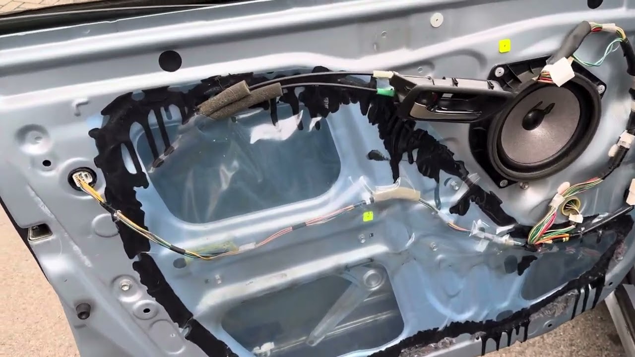 Как снять обшивку двери на Toyota Corolla Verso.