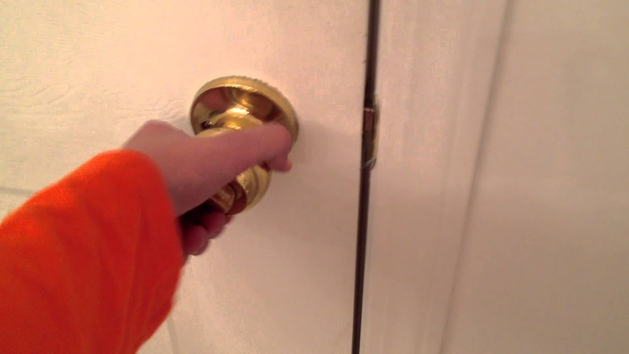 como abrir la puerta del baño - YouTube