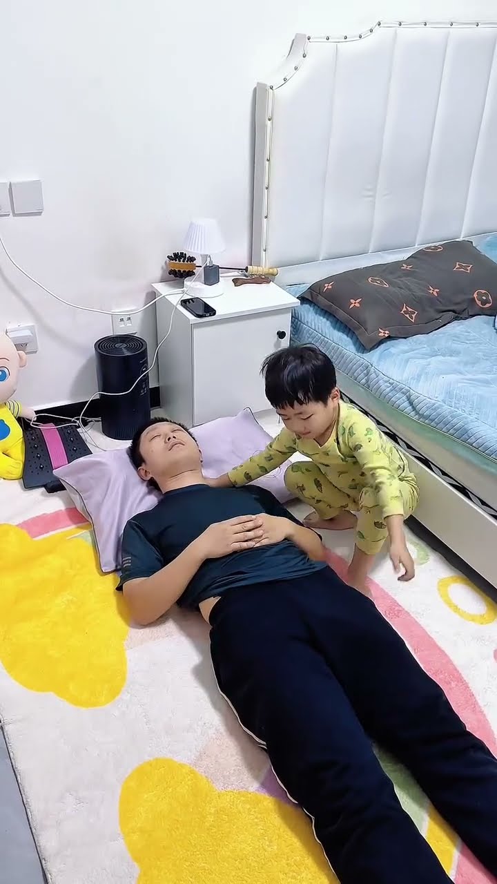 假装不盖被子，试试儿子的反应，没想到儿子也太暖心了！#Cute baby#Cute#呆萌小米宝#聪明宝宝#萌娃